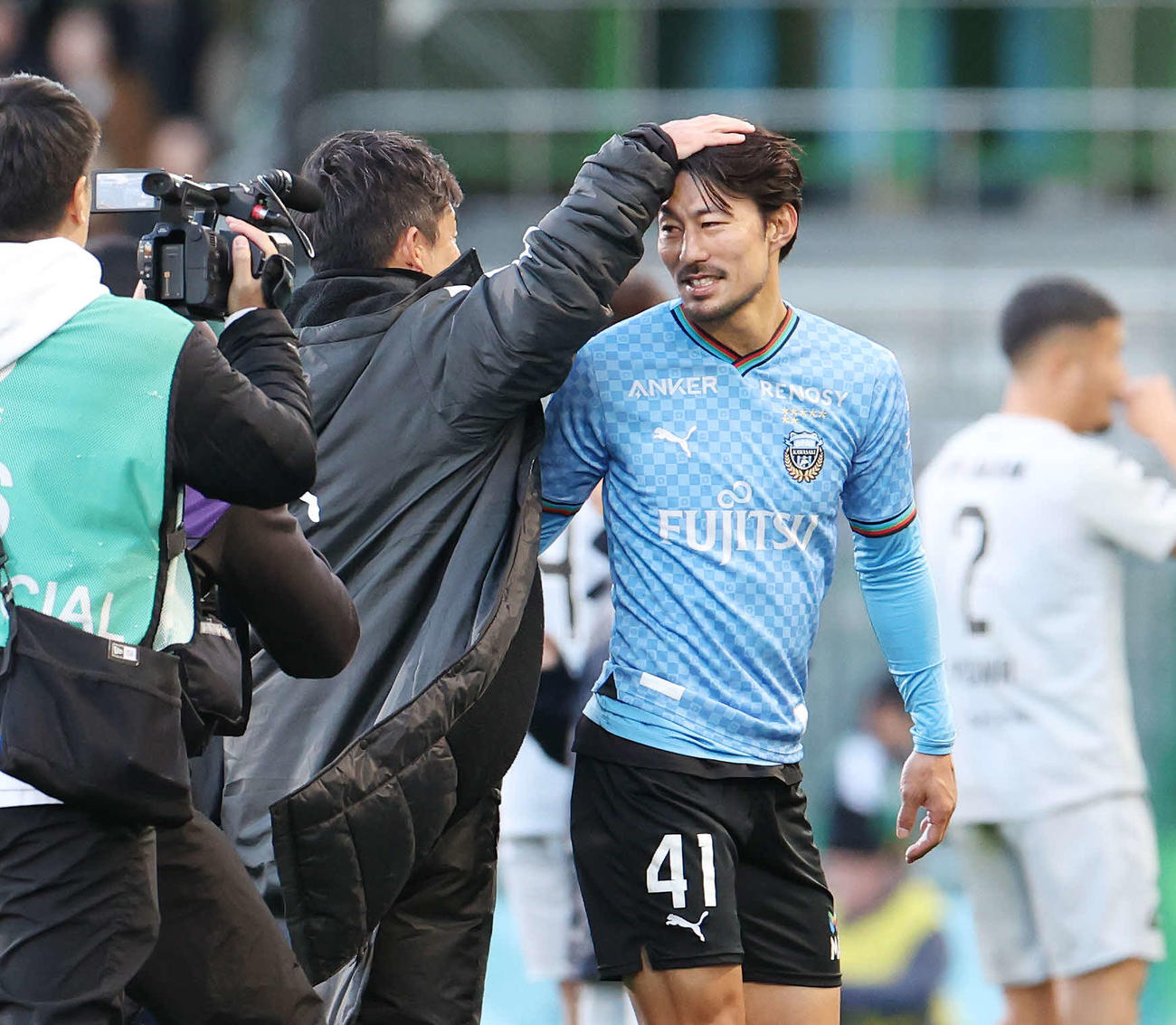 川崎F対福岡　勝利し川崎F鬼木監督（左）に頭をなでられる家長（撮影・宮地輝）