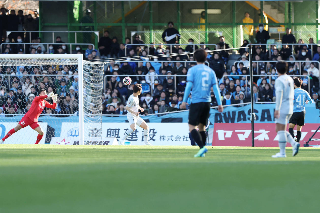 川崎F対福岡　前半、ゴールを決める川崎F家長（右）（撮影・宮地輝）