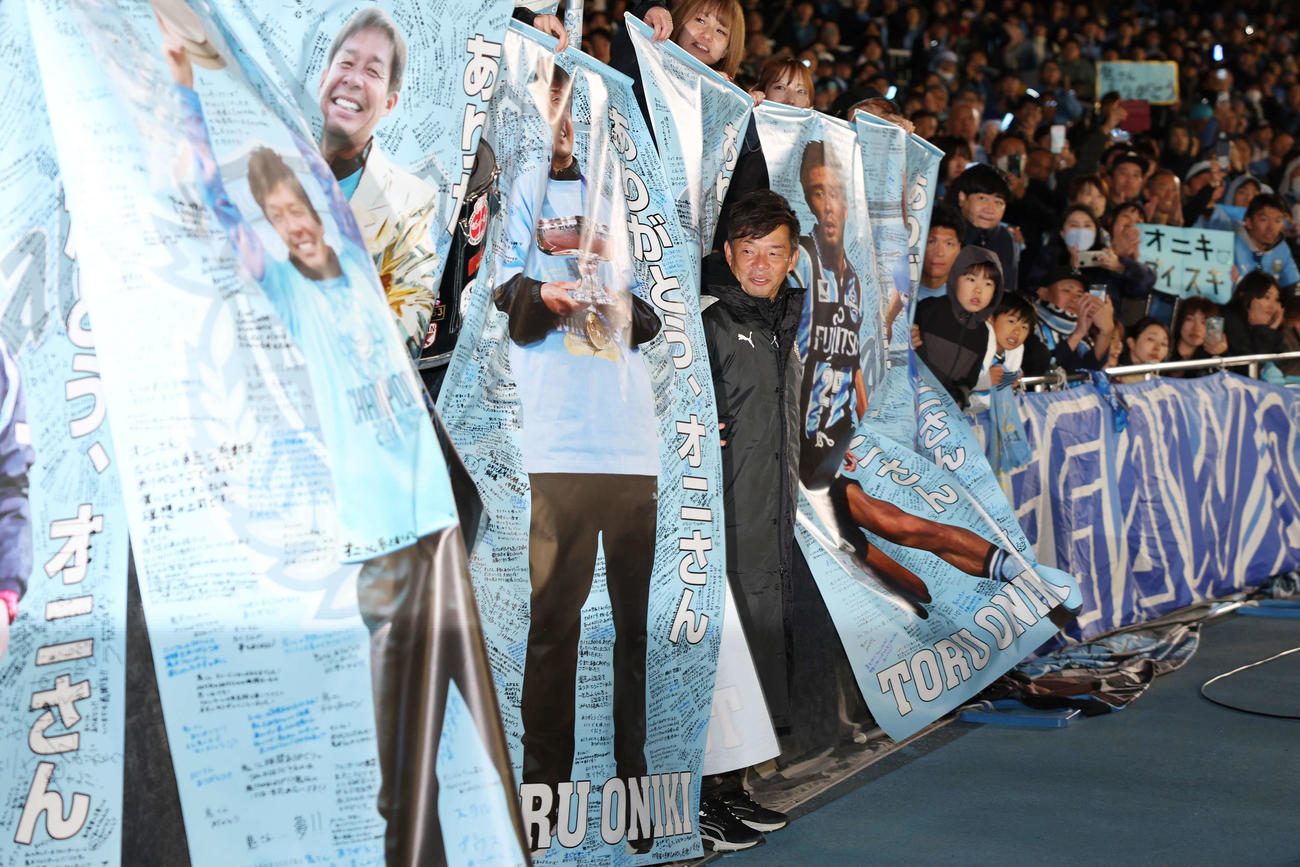 川崎F対福岡　試合後、サポーターからの贈り物を見つめる川崎F鬼木監督（撮影・宮地輝）