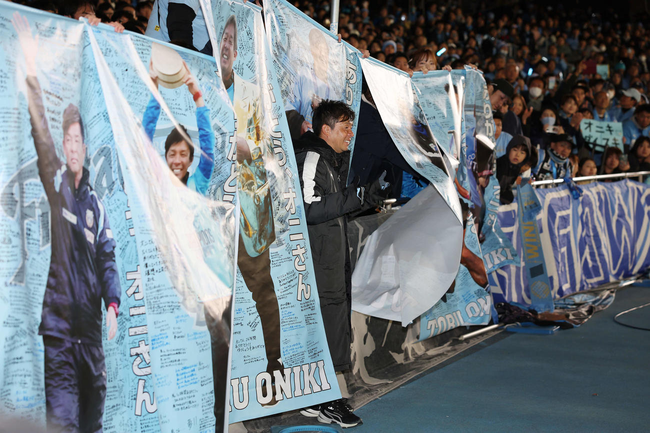 川崎F対福岡　試合後、サポーターからの贈り物と記念撮影する川崎F鬼木監督（撮影・宮地輝）