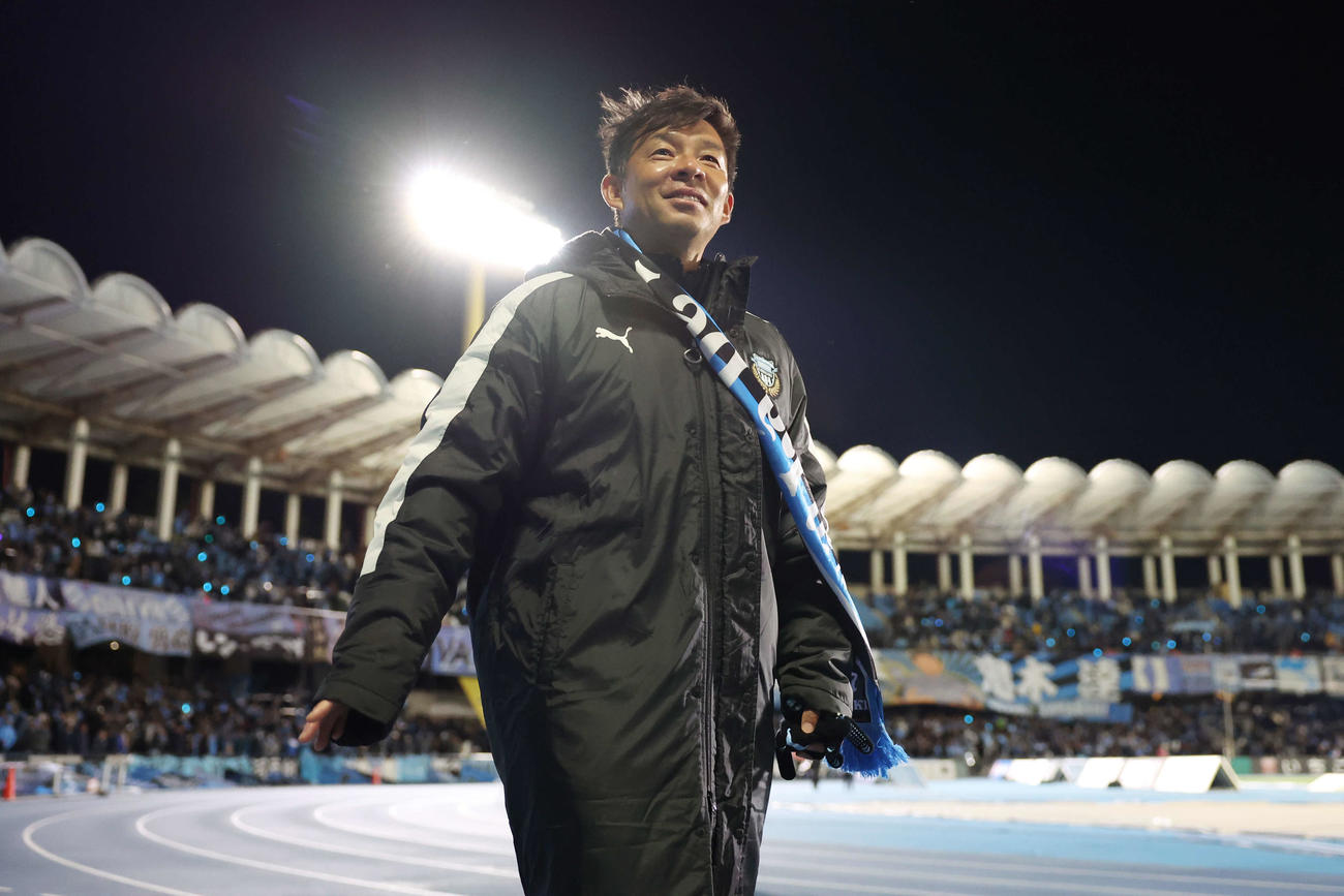川崎F対福岡　試合後、笑顔でサポーターを見つめる川崎F鬼木監督（撮影・宮地輝）