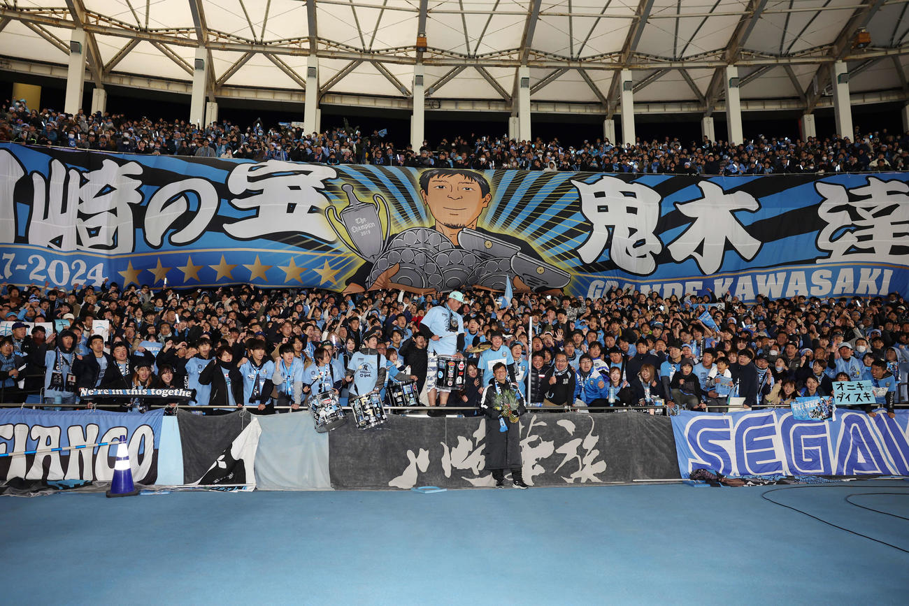 川崎F対福岡　試合後、サポーターと記念撮影する川崎F鬼木監督（撮影・宮地輝）