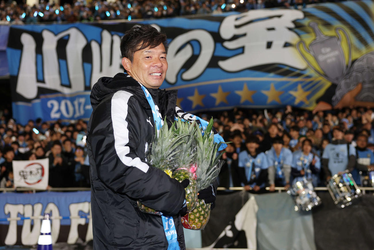 川崎F対福岡　試合後、サポーターからの声援に笑顔を見せる川崎F鬼木監督（撮影・宮地輝）