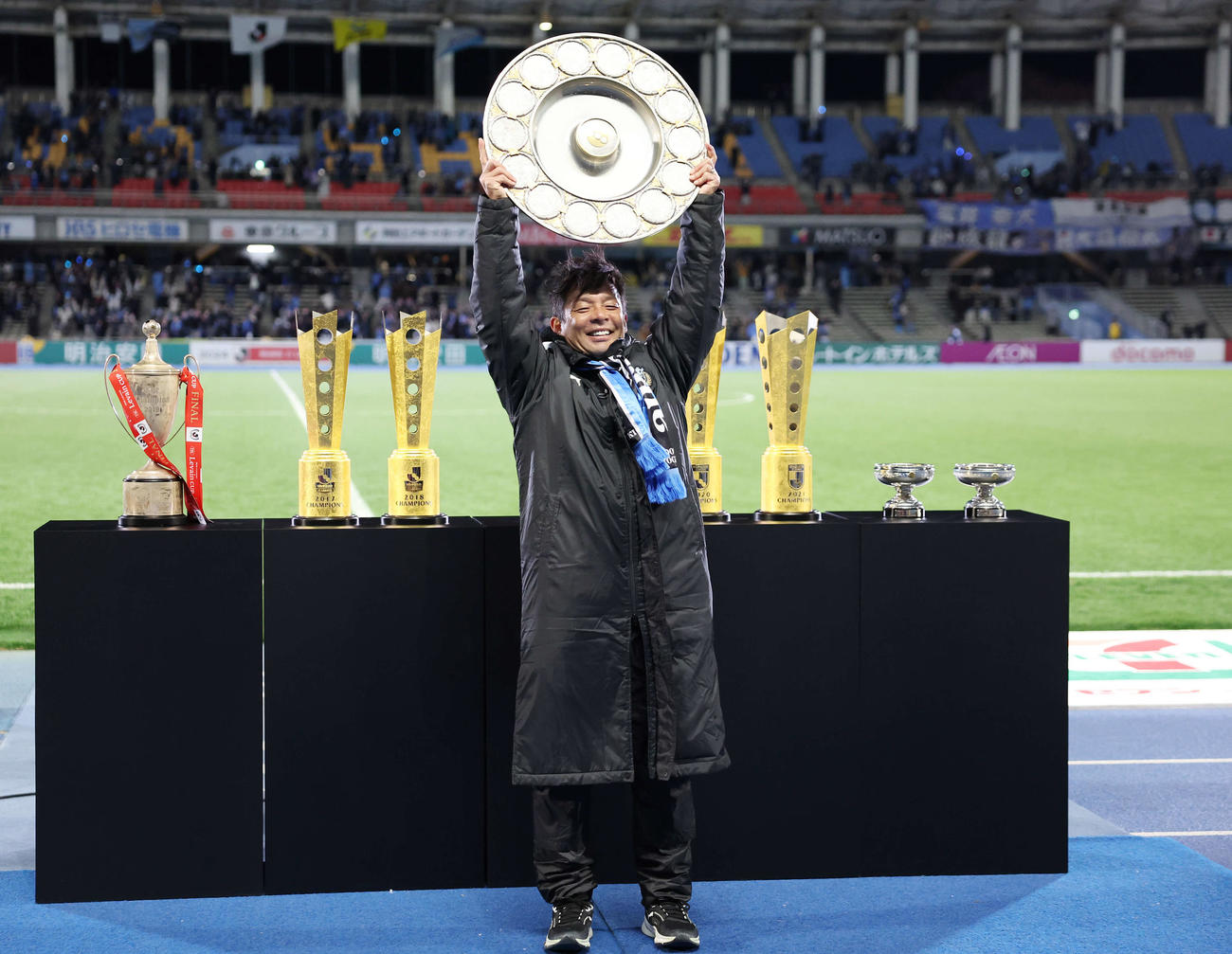 川崎F対福岡　試合後、7冠のトロフィーを背にシャーレを掲げる川崎F鬼木監督（撮影・宮地輝）