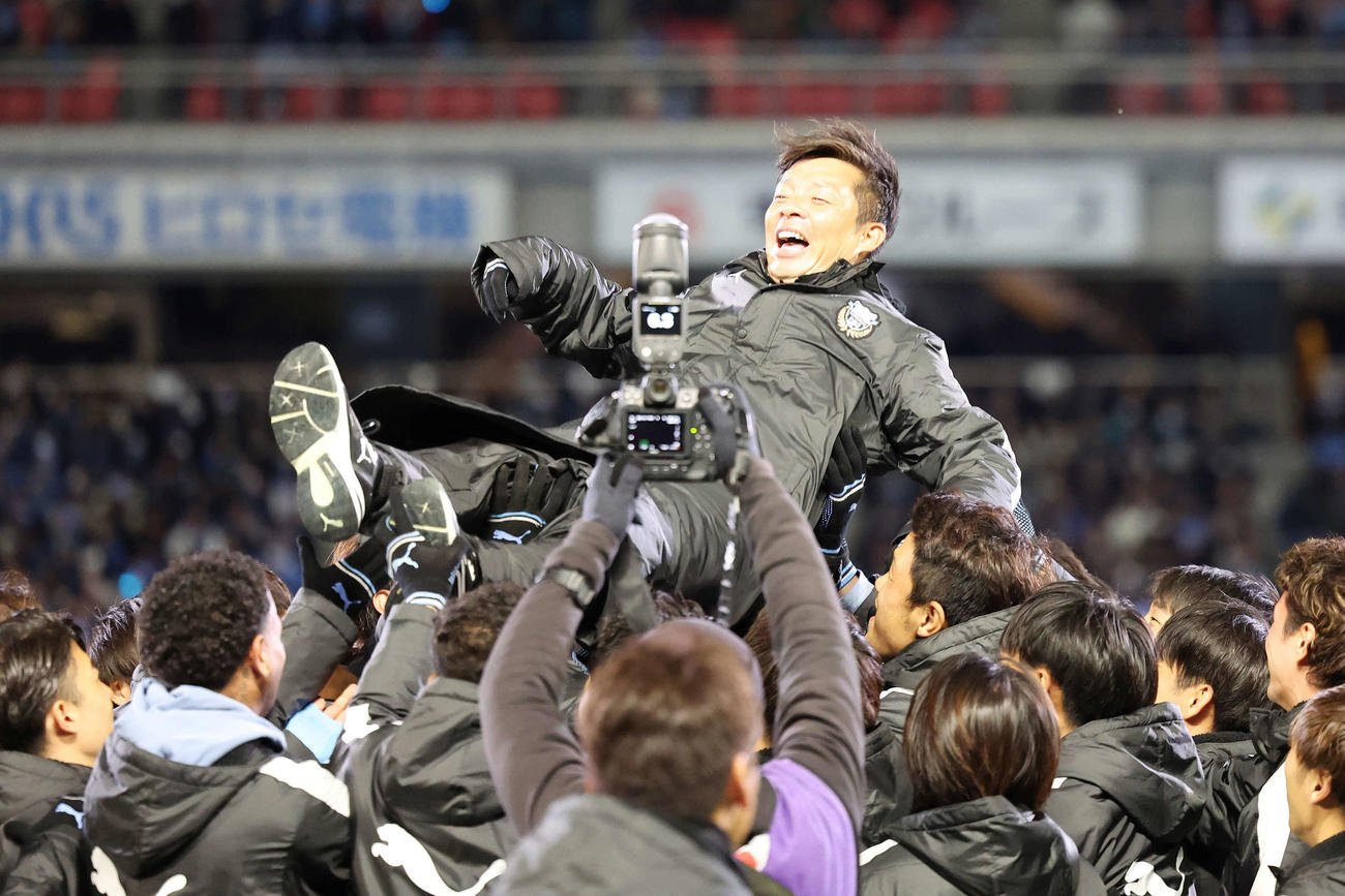 川崎F対福岡　選手たちに胴上げされる川崎F鬼木監督（撮影・宮地輝）