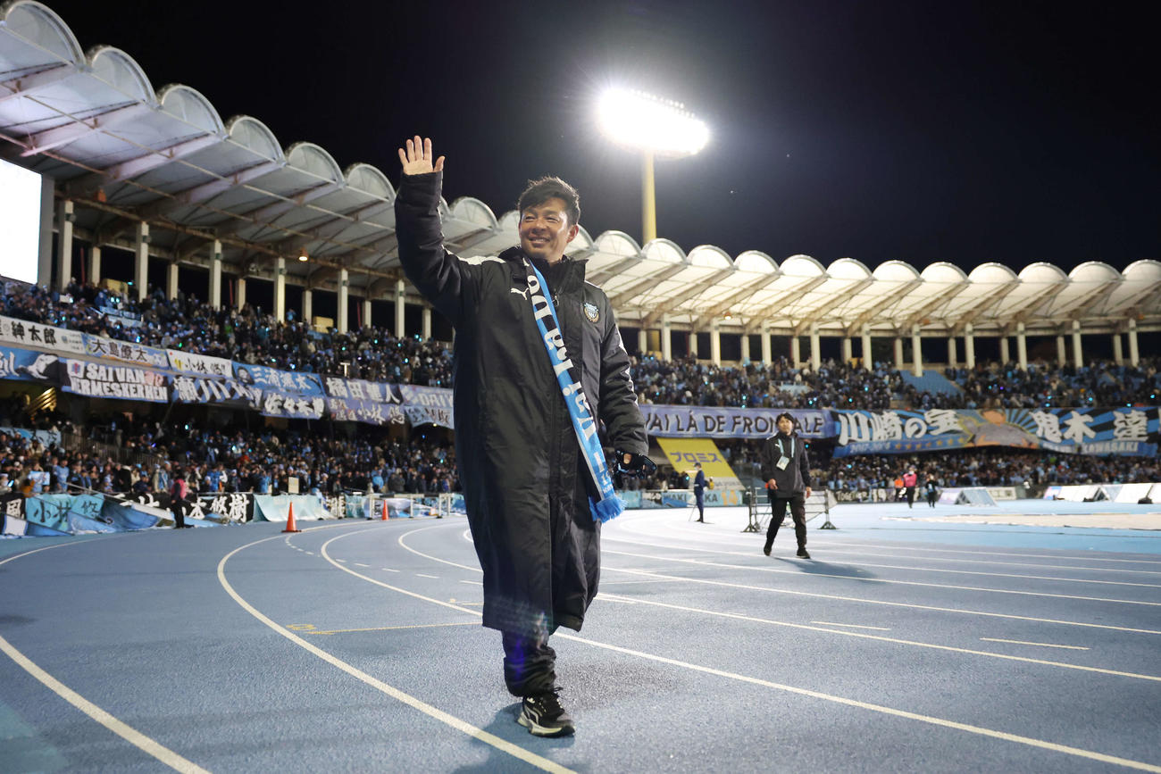 川崎F対福岡　試合後、笑顔でサポーターに手を振る川崎F鬼木監督（撮影・宮地輝）