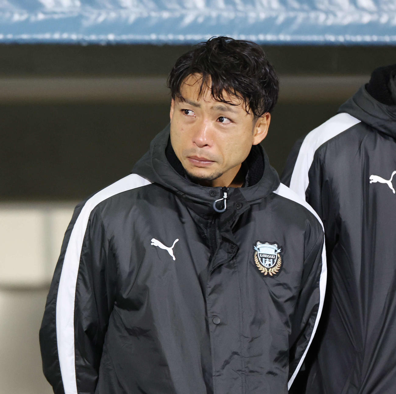 川崎F対福岡　試合後、川崎F鬼木監督の最後のあいさつを涙を浮かべながら聞く小林（撮影・宮地輝）