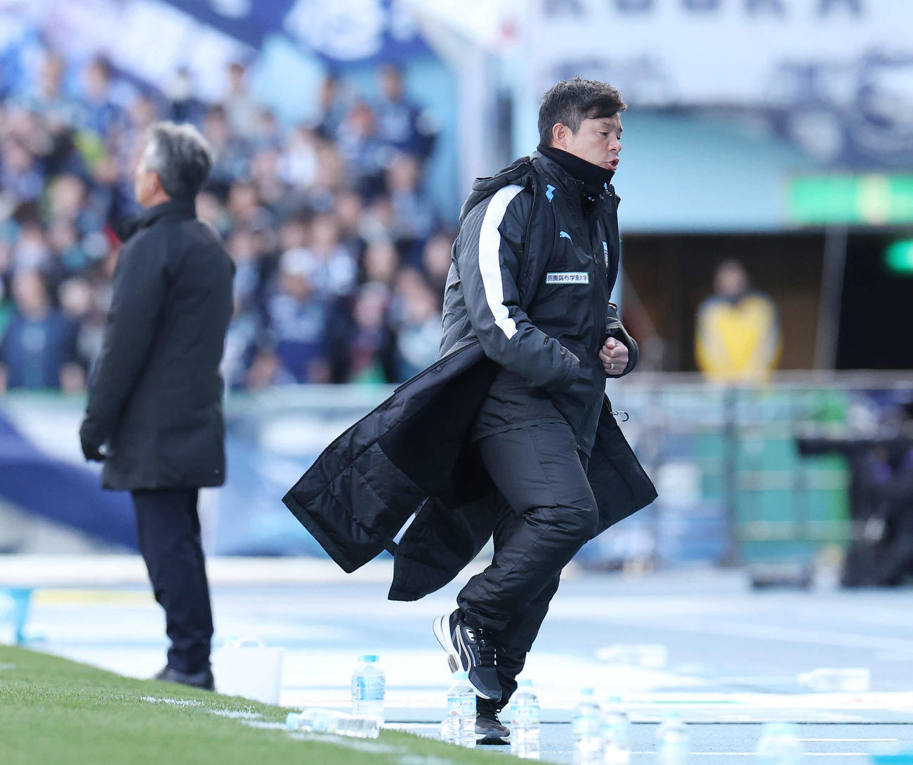 川崎F対福岡　前半、川崎F家長がゴールを決めガッツポーズする鬼木監督。左は福岡長谷部監督（撮影・宮地輝）