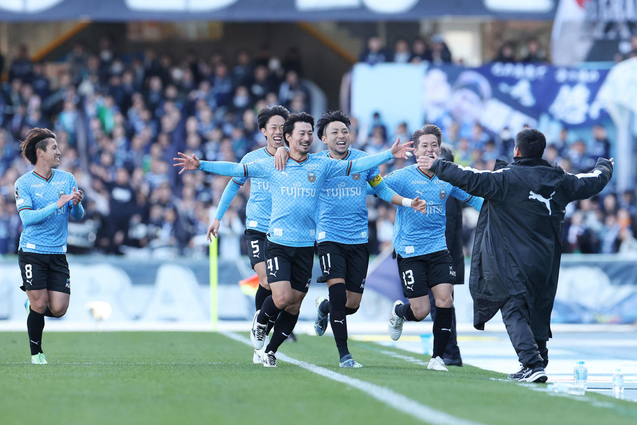 川崎F対福岡　前半、ゴールを決めた川崎F家長（中央）は鬼木監督（右）のもとに笑顔で駆け寄る（撮影・宮地輝）