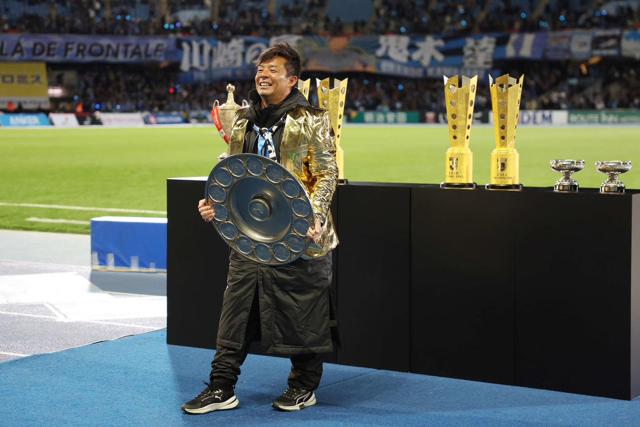川崎F対福岡　試合後、金のジャケットを羽織り笑顔でシャーレを持つ川崎F鬼木監督（撮影・宮地輝）