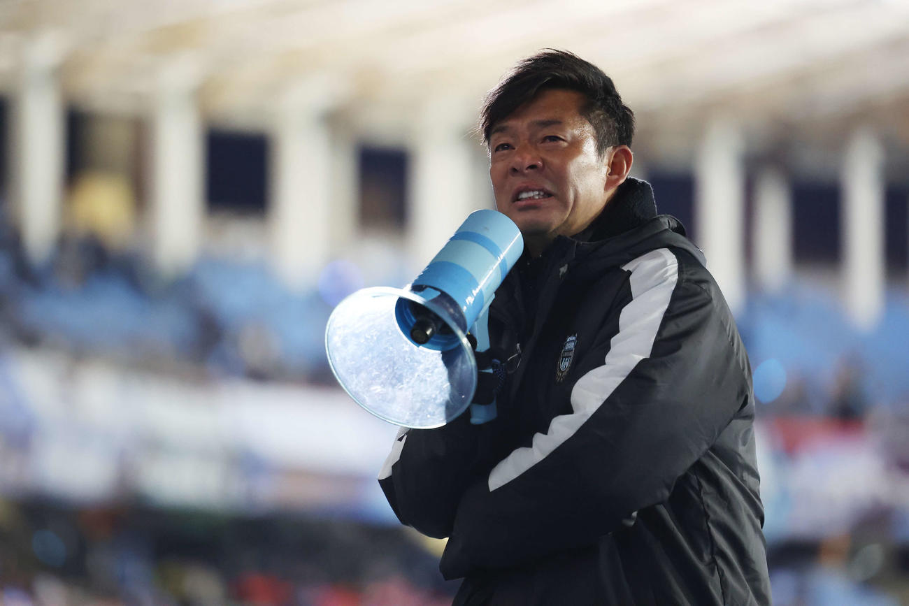 川崎F対福岡　試合後、涙ぐみながらサポーターにあいさつする川崎F鬼木監督（撮影・宮地輝）
