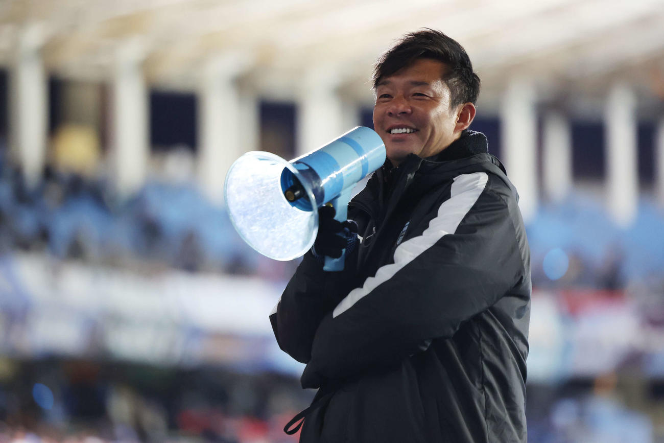 川崎F対福岡　試合後、笑顔でサポーターにあいさつする川崎F鬼木監督（撮影・宮地輝）