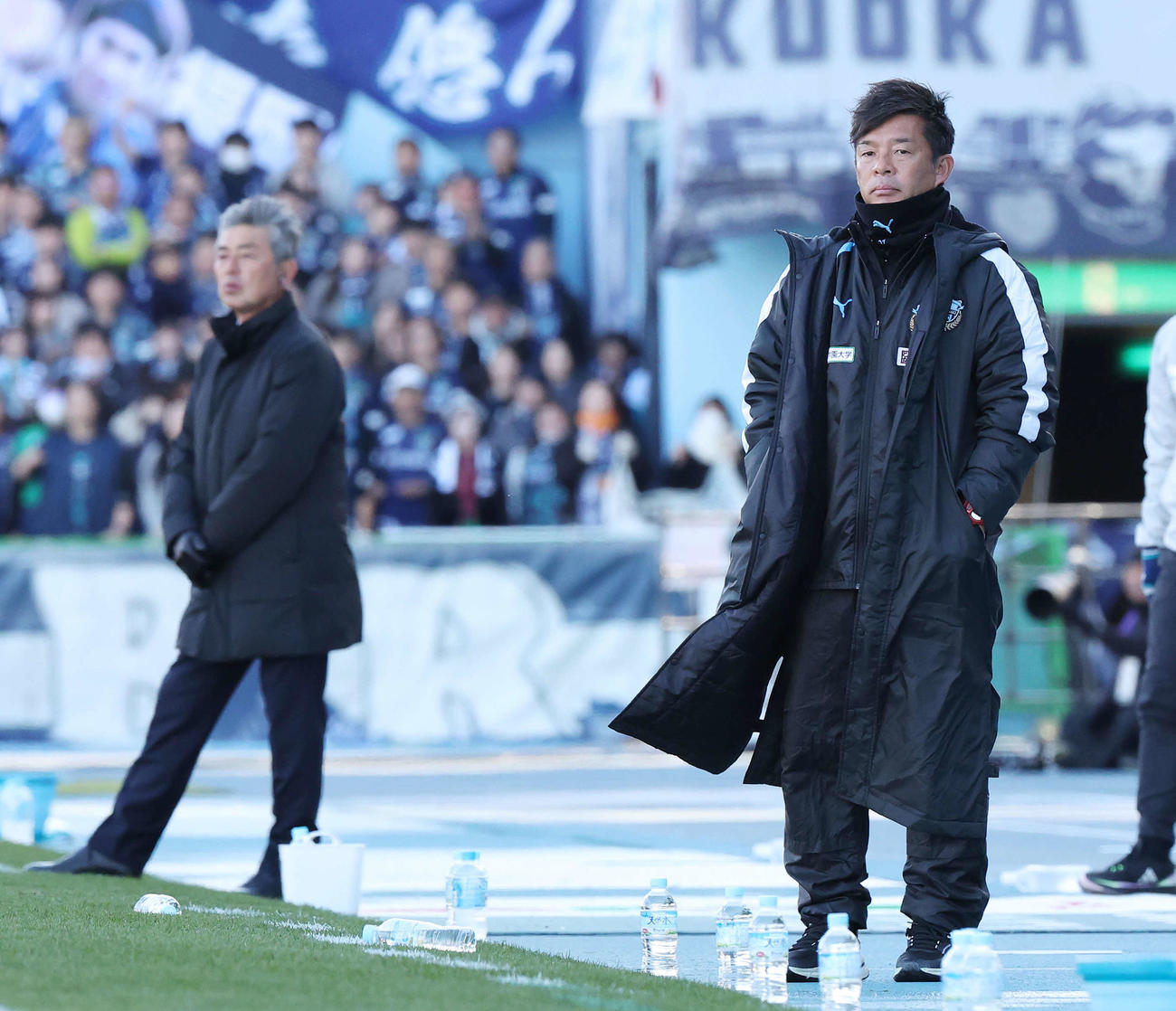 川崎F対福岡　前半、戦況を見つめる川崎F鬼木監督。左は福岡長谷部監督（撮影・宮地輝）