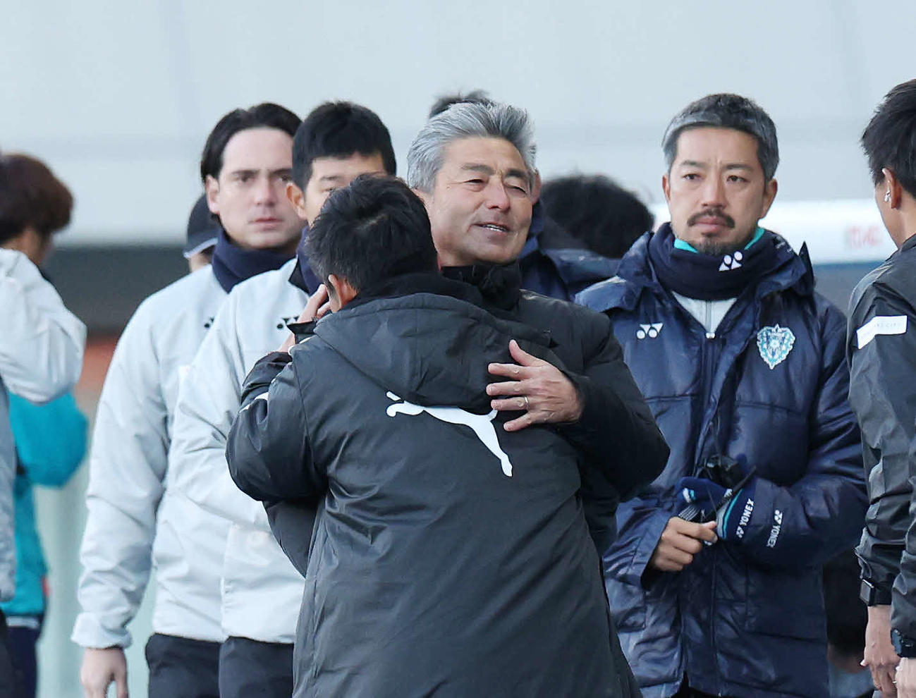 川崎F対福岡　試合後、川崎F鬼木監督（手前）とあいさつを交わす福岡長谷部監督（撮影・宮地輝）