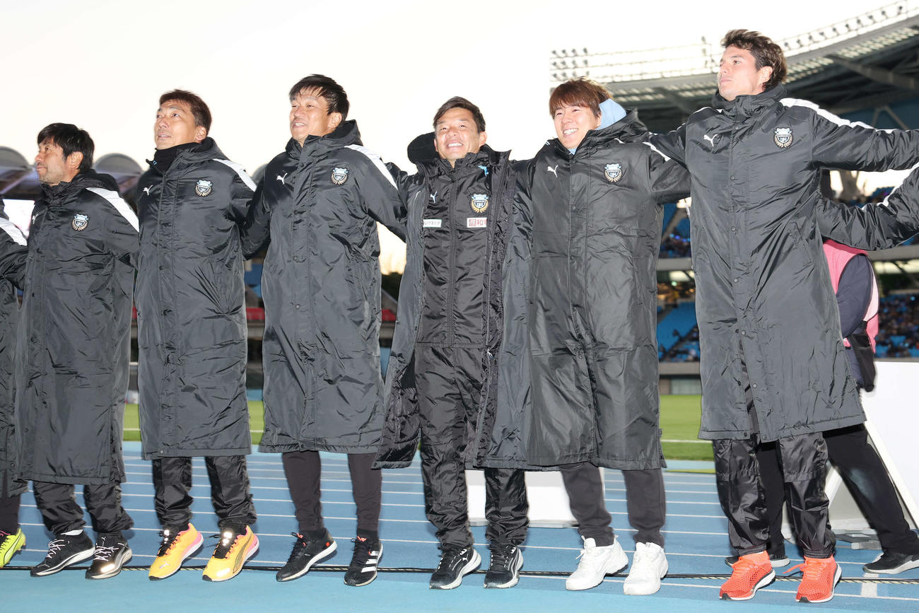 川崎F対福岡　勝利を喜ぶ川崎F鬼木監督（中央）と脇坂（同右）ら（撮影・宮地輝）