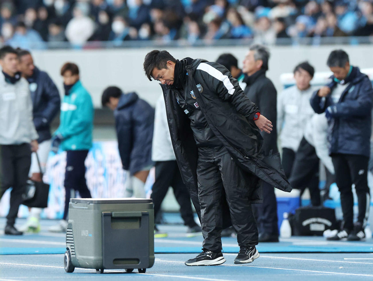 川崎F対福岡　勝利しサポーターの声援に一礼する川崎F鬼木監督（撮影・宮地輝）