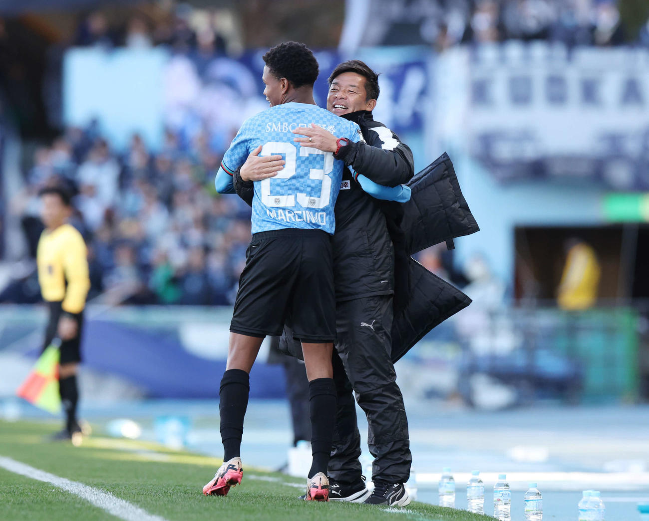 川崎F対福岡　後半、ゴールを決めた川崎Fマルシーニョ（左）と抱き合って喜ぶ鬼木監督（撮影・宮地輝）
