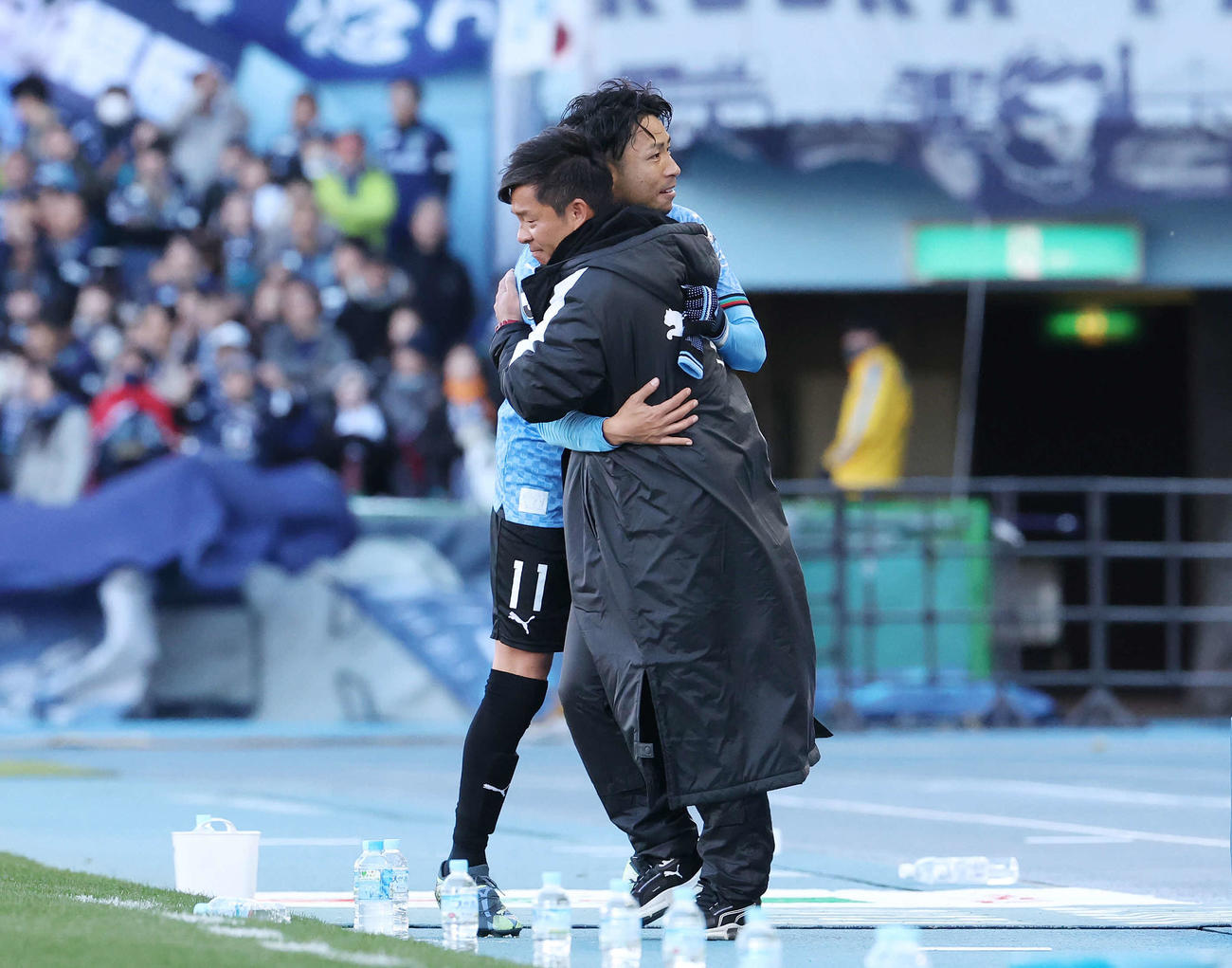 川崎F対福岡　後半、途中交代で下がる川崎F小林（後方）は鬼木監督と抱き合う（撮影・宮地輝）