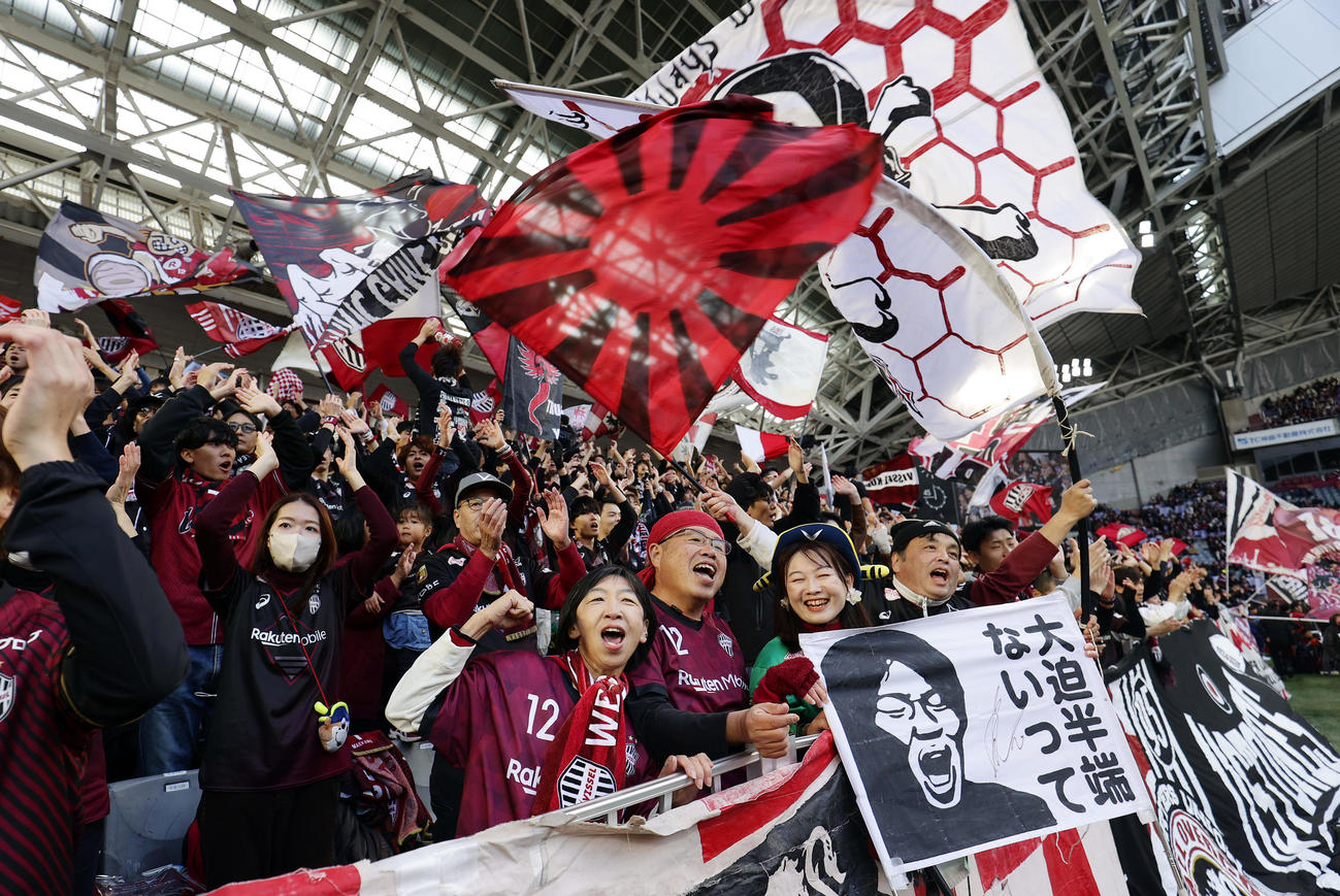 神戸対湘南　試合前、声援を送る神戸サポーター（撮影・前田充）