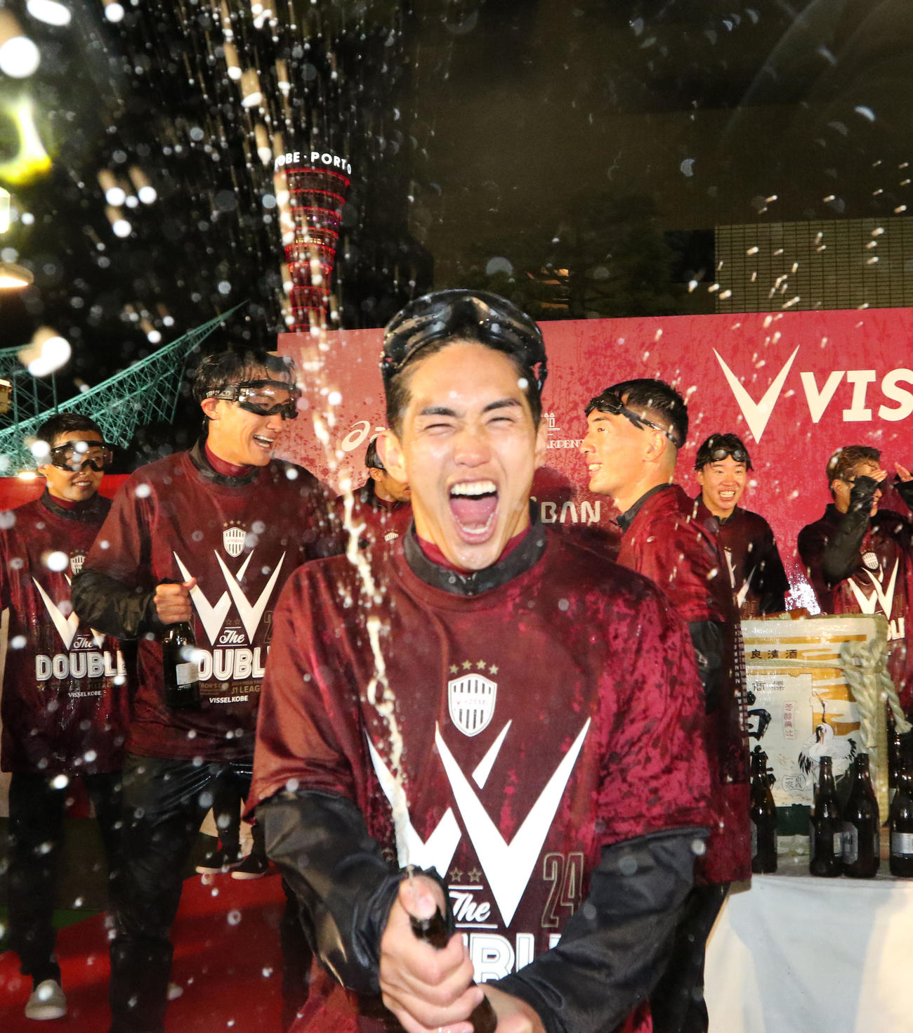 祝勝会でビールをかける神戸武藤（代表撮影）