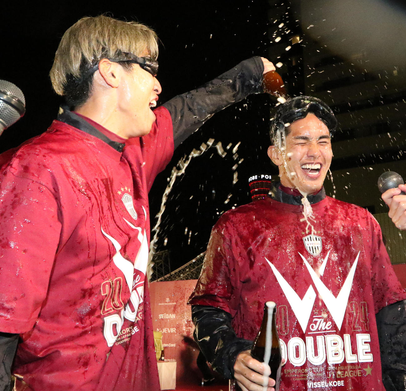 祝勝会で大迫（左）にビールをかけられる武藤（代表撮影）