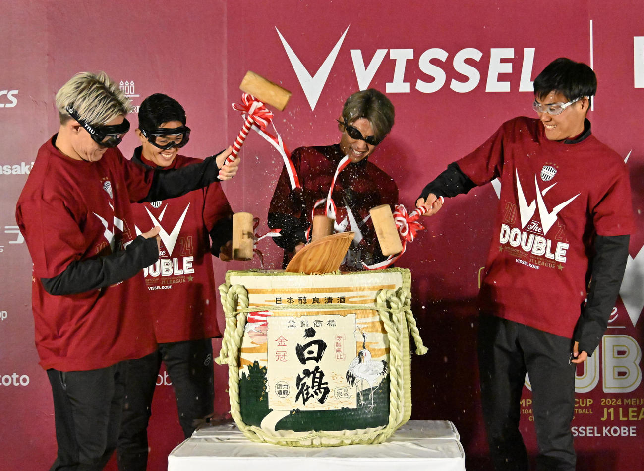 鏡開きをする（左から）酒井、武藤、大迫、山川（撮影・石井愛子）