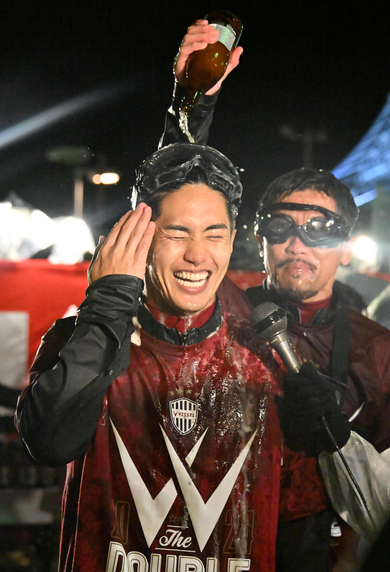 祝勝会でビールをかけられる神戸武藤（撮影・石井愛子）