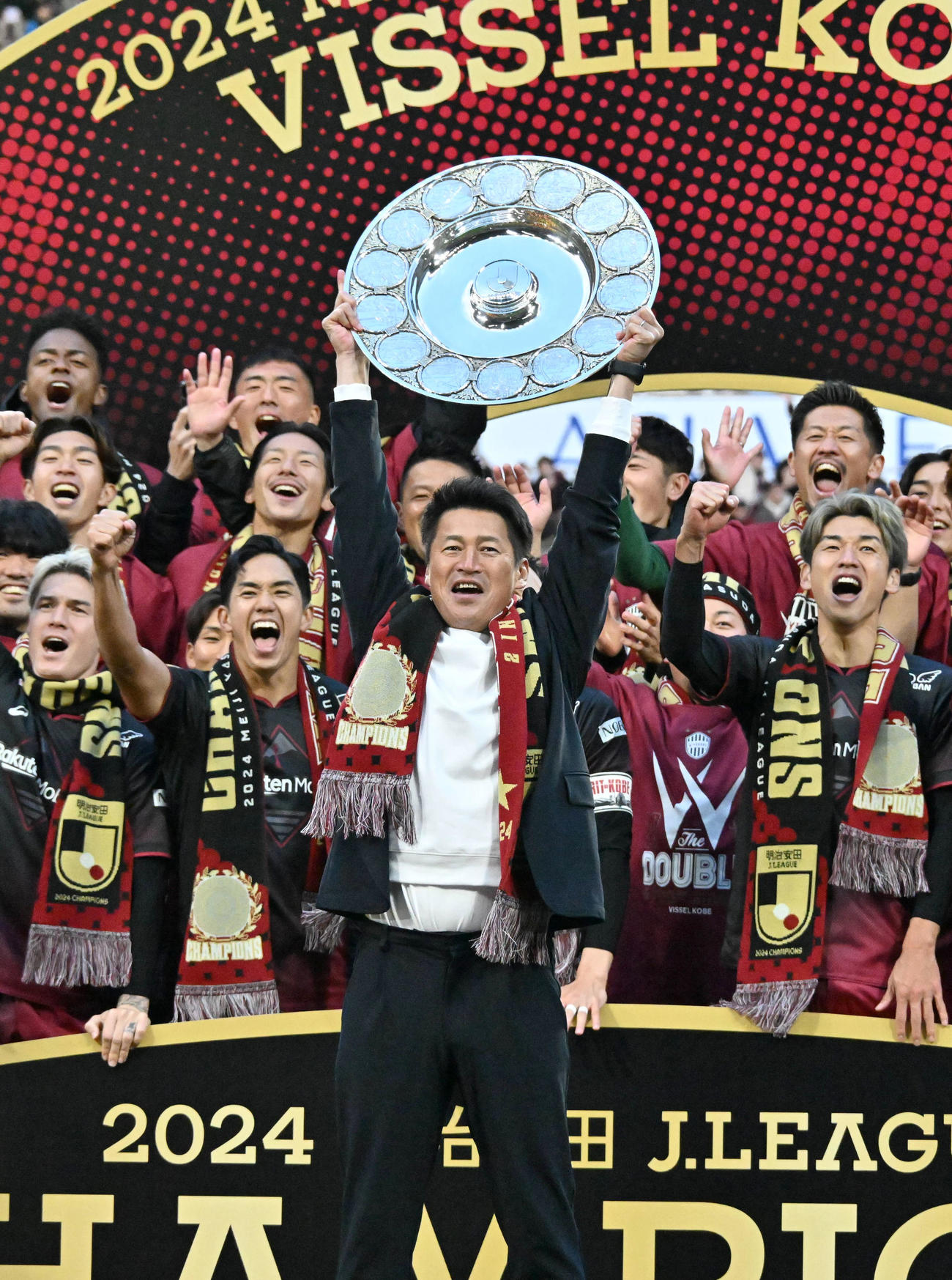 J1王者に輝き、シャーレを掲げる神戸吉田監督（撮影・石井愛子）
