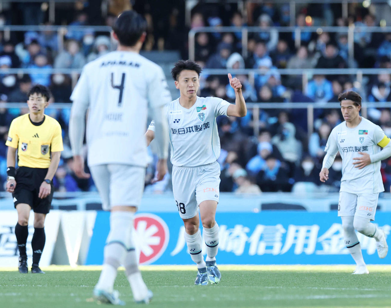 川崎F対福岡　後半、ゴールを決めサムズアップする福岡松岡（撮影・宮地輝）