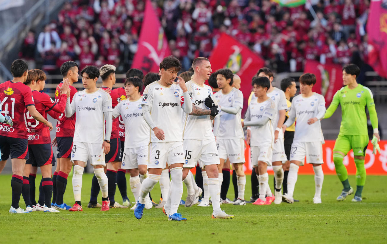 鹿島対町田　鹿島に敗れさえない表情の町田昌子（手前左）らイレブン（撮影・垰建太）
