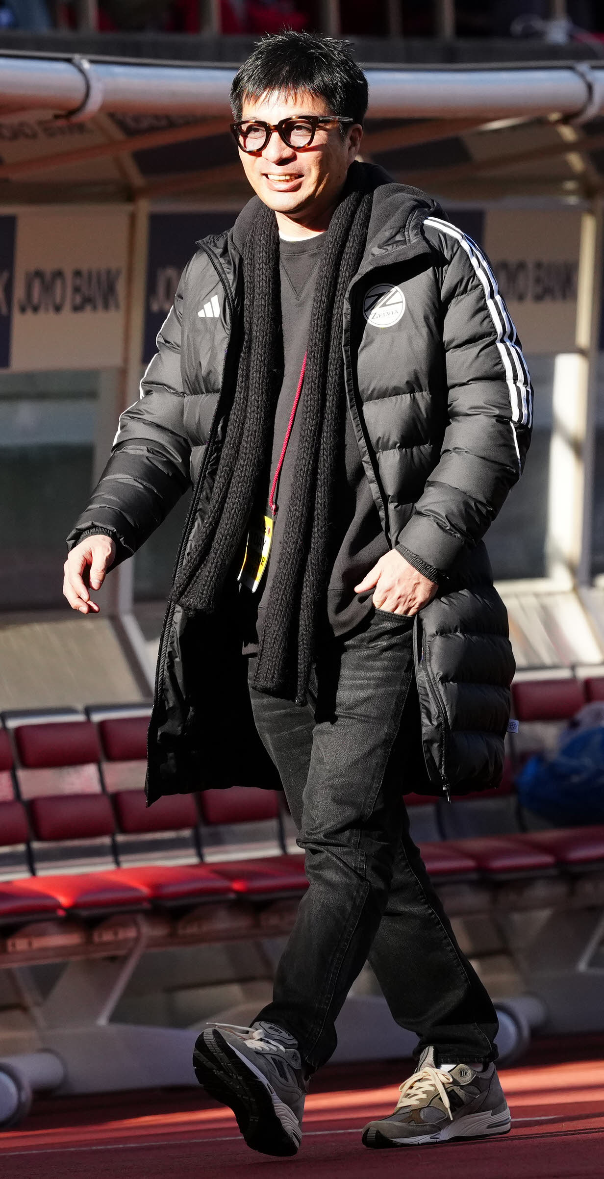 鹿島対町田　試合前、ピッチ脇を歩く町田藤田社長（撮影・江口和貴）