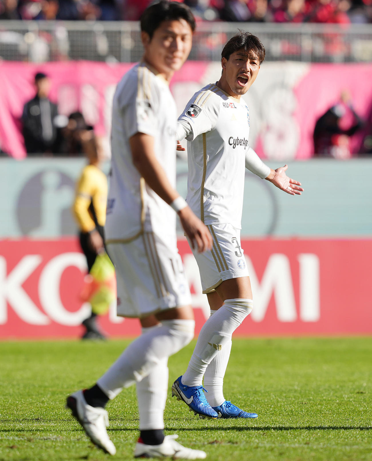 鹿島対町田　前半、2失点目を喫しチームメートを鼓舞する町田昌子（撮影・垰建太）