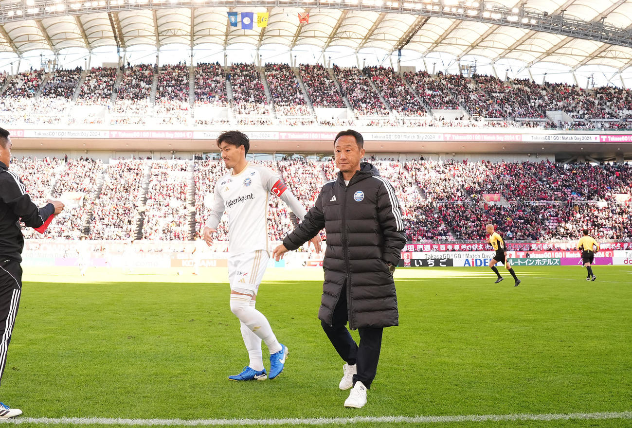 鹿島対町田　試合前、握手を交わす町田黒田監督（右）と昌子（撮影・垰建太）