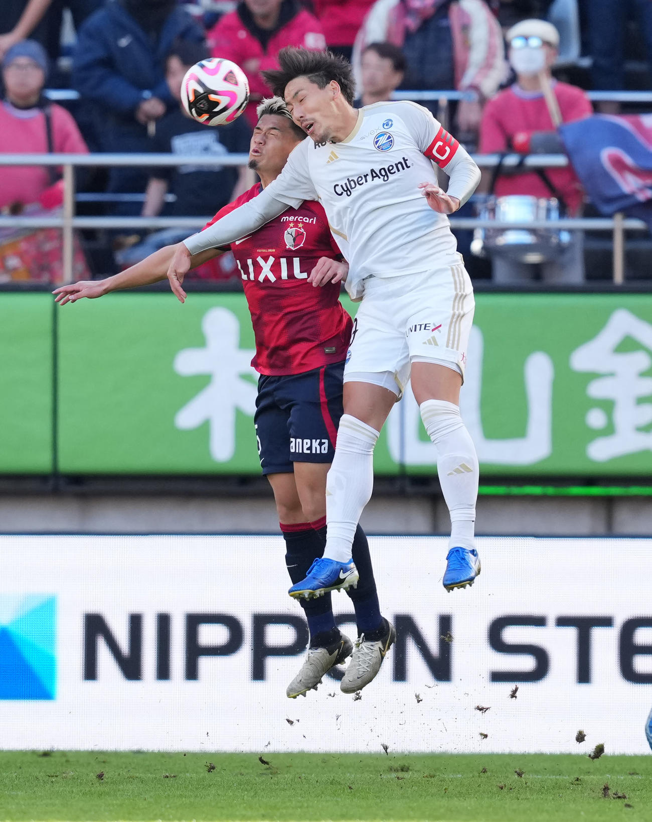 鹿島対町田　前半、競り合う町田昌子（右）と鹿島関川（撮影・垰建太）