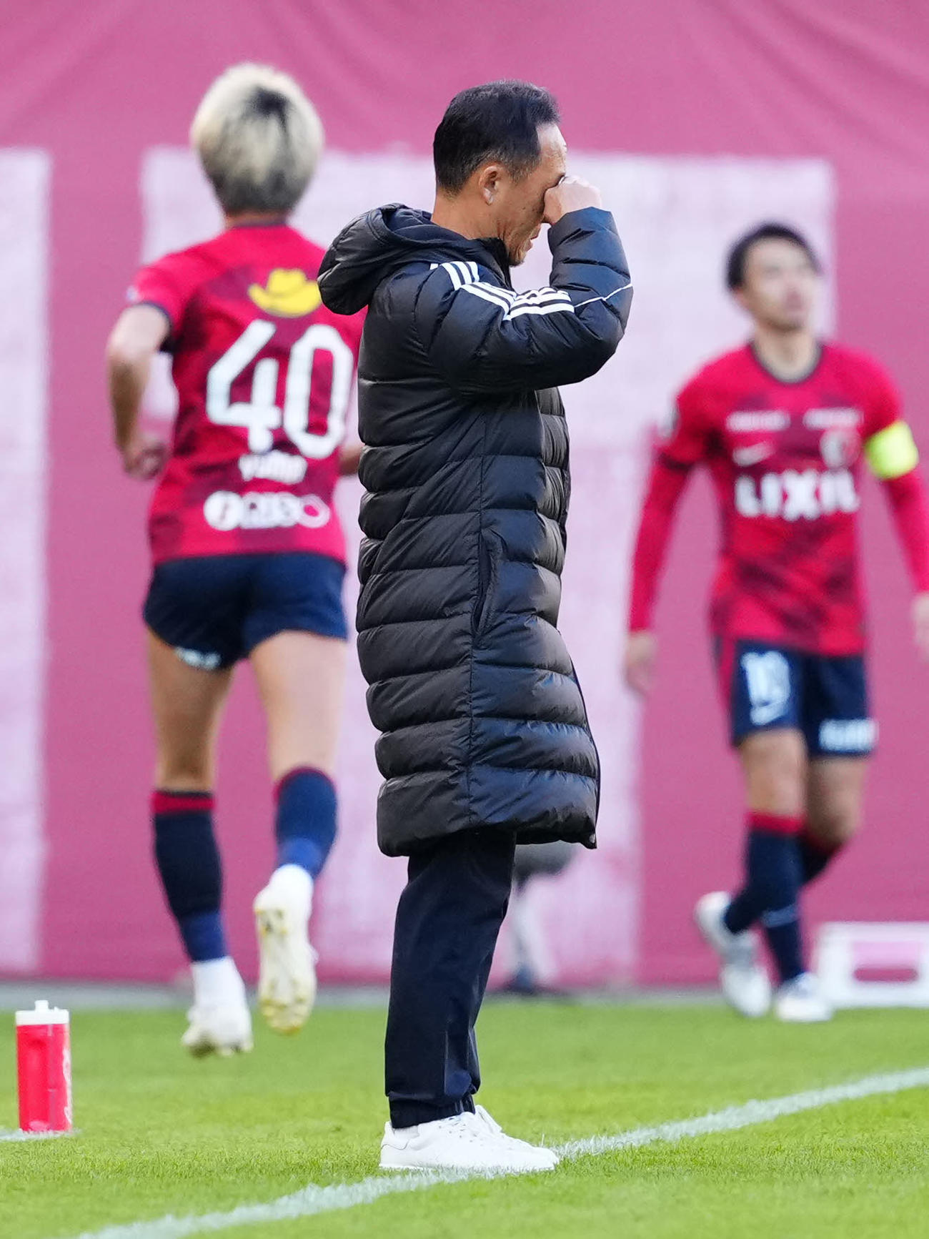 鹿島対町田　前半、鹿島師岡に先制ゴールを決められ、顔に手をやる町田黒田監督（撮影・江口和貴）