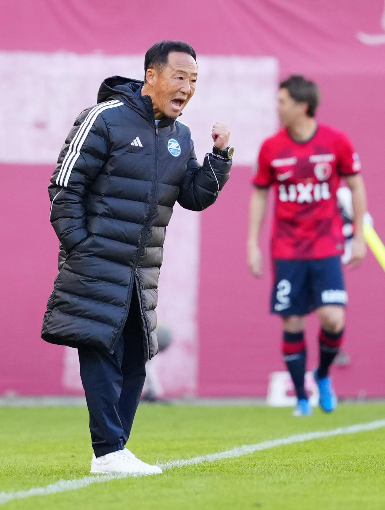 鹿島対町田　前半、鹿島師岡に先制ゴールを決められ、選手たちに指示を出す町田黒田監督（撮影・江口和貴）