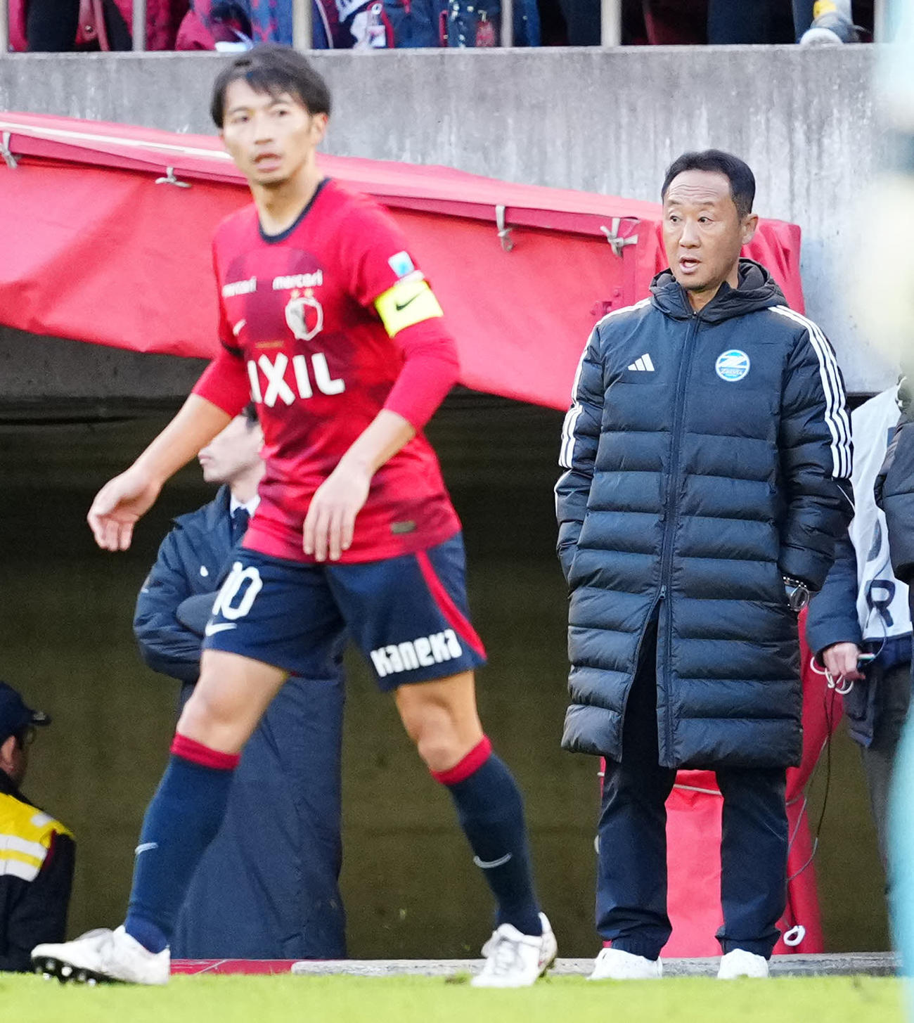 鹿島対町田　後半、戦況を見つめる町田黒田監督（右）。左は鹿島柴崎（撮影・江口和貴）