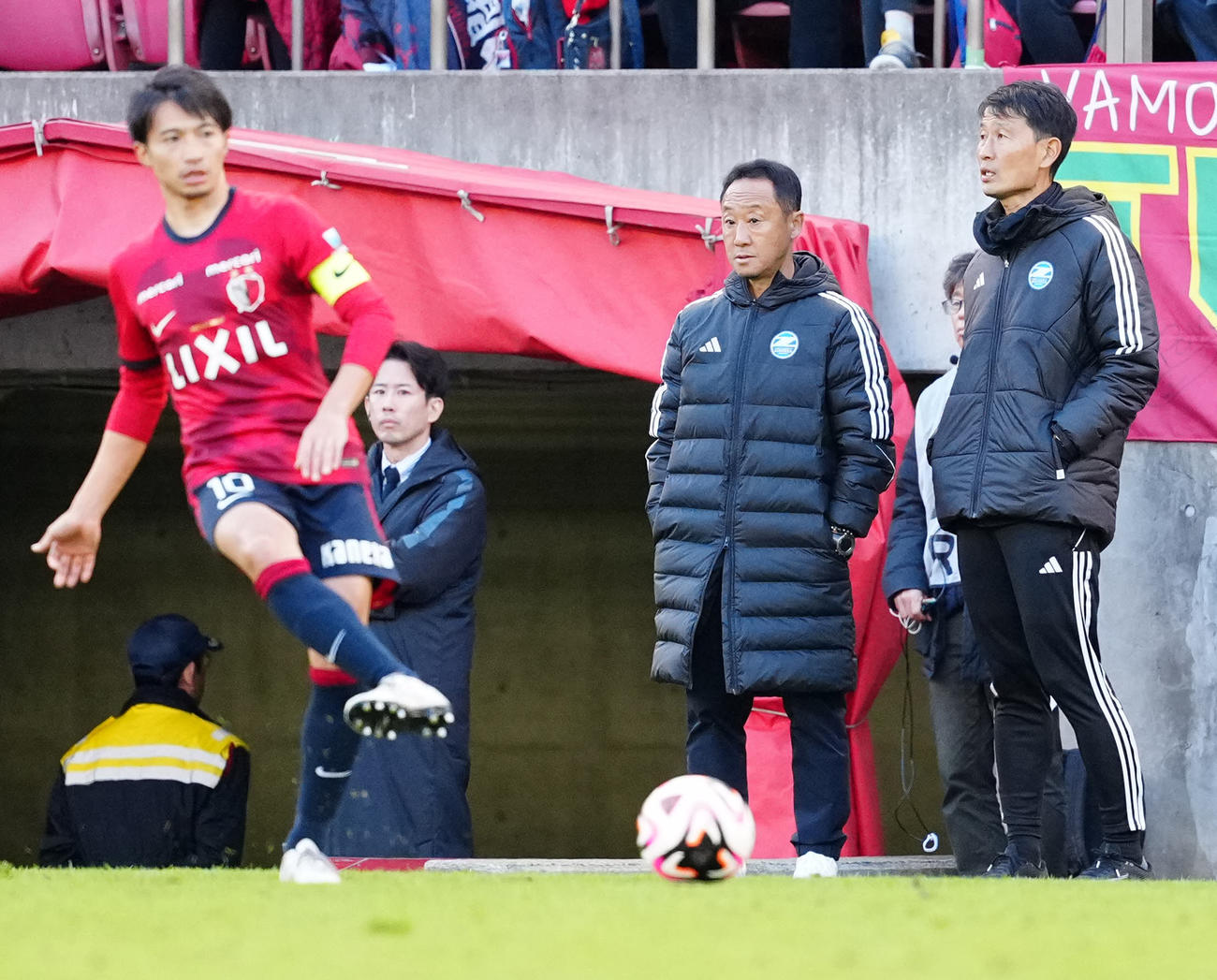 鹿島対町田　後半、町田金ヘッドコーチ（右）と言葉を交わす黒田監督。左は鹿島柴崎（撮影・江口和貴）