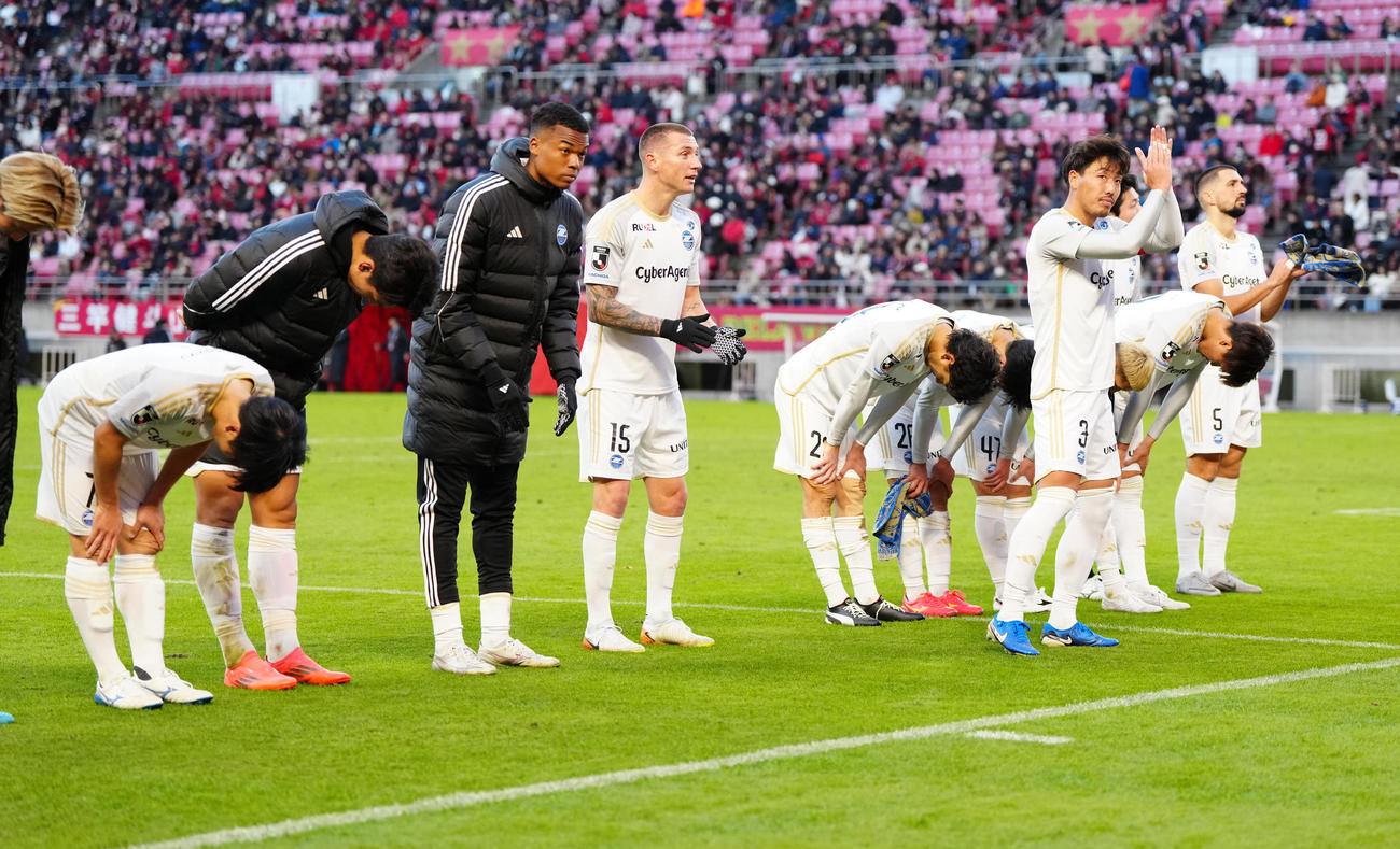 鹿島対町田　試合後、サポーターにあいさつする町田の選手たち（撮影・江口和貴）