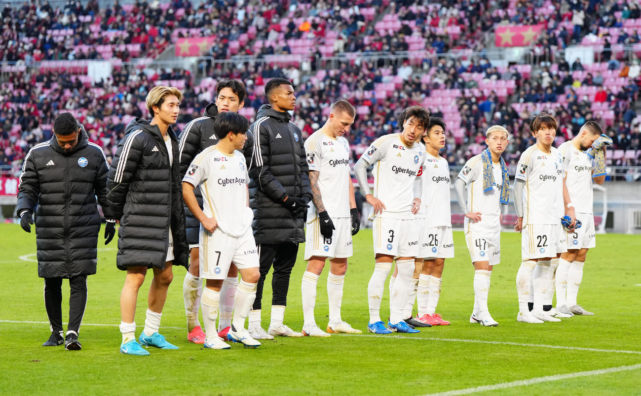 鹿島対町田　試合後、サポーターにあいさつする町田の選手たち（撮影・江口和貴）