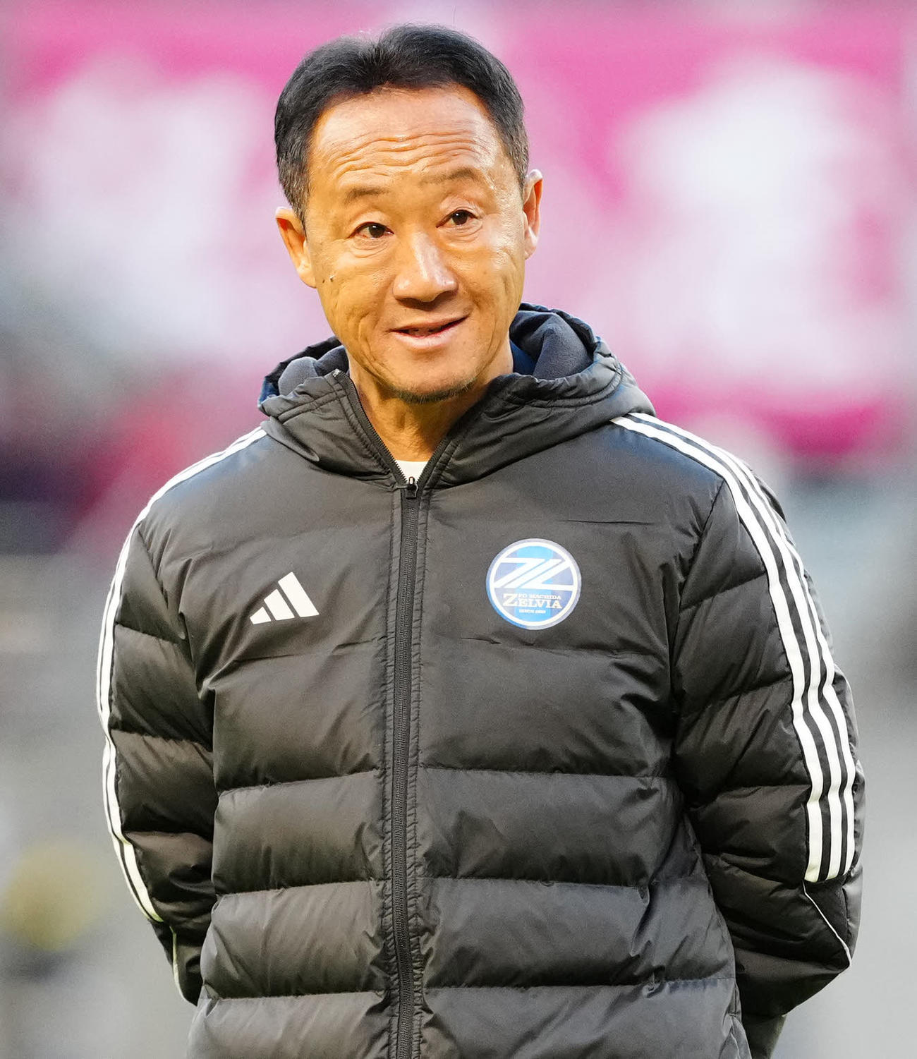 鹿島対町田　試合後、サポーターへあいさつに向かう町田黒田監督（撮影・江口和貴）