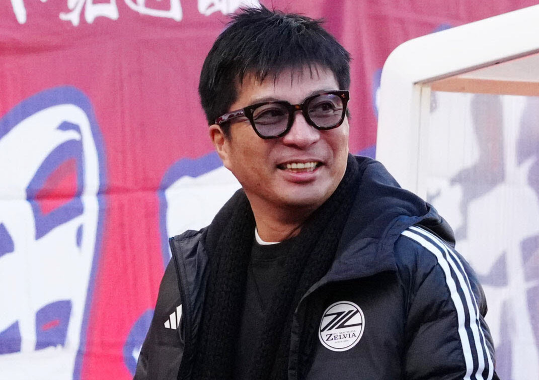 鹿島対町田　試合前、笑顔を見せる町田藤田社長（撮影・江口和貴）