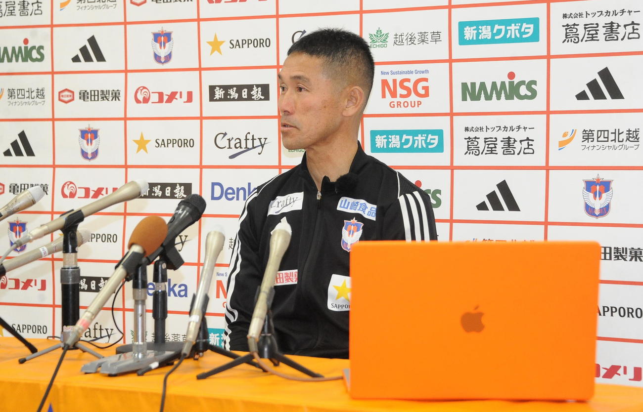 報道陣からの質問に答える新潟松橋監督（撮影・小林忠）