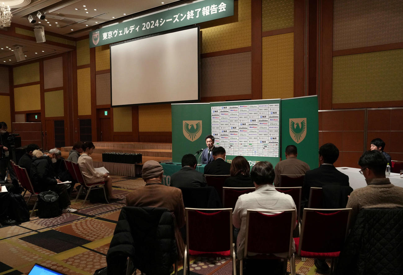 2024シーズン終了報告会を前に総括会見を行った東京Vの江尻強化部長（撮影・たえ見朱実）