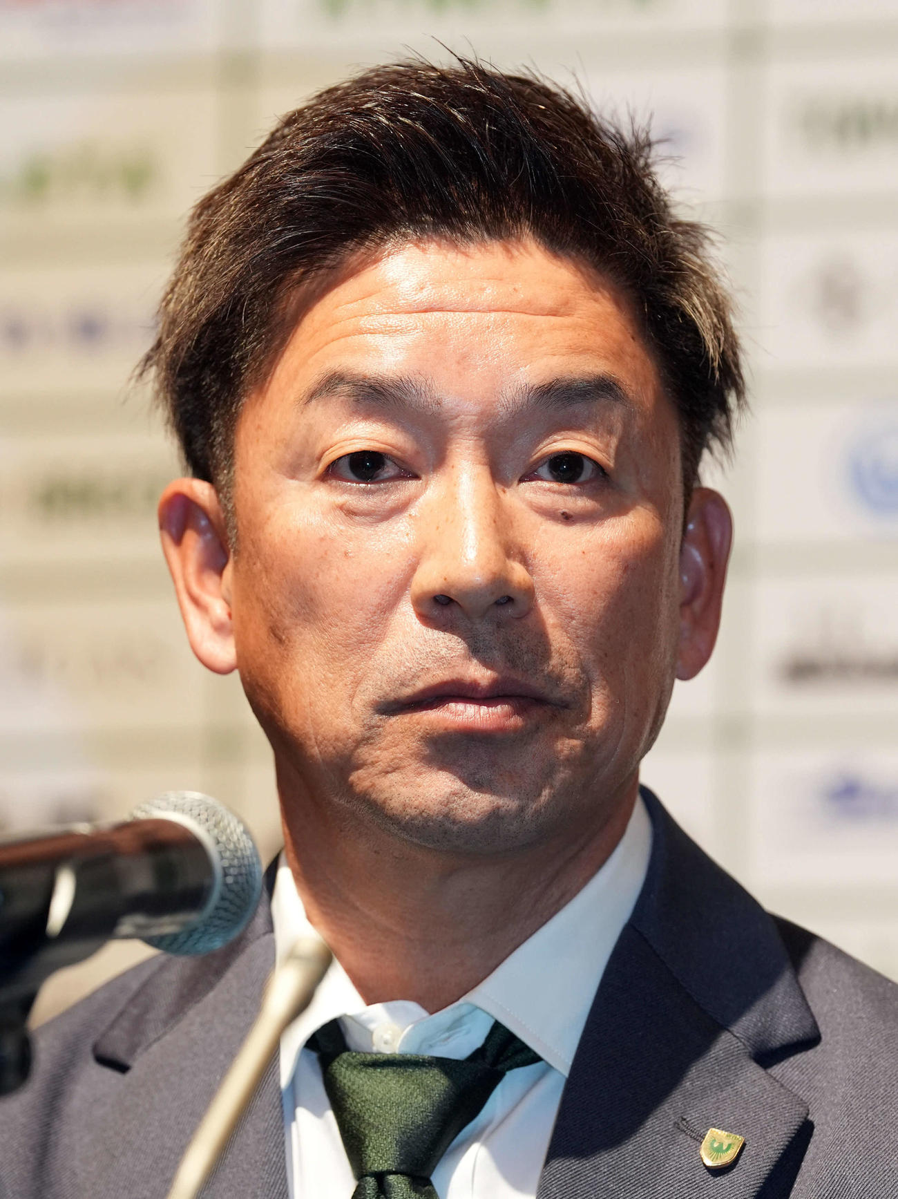 2024年の総括会見で記者の質問に答える東京Vの江尻強化部長（撮影・たえ見朱実）