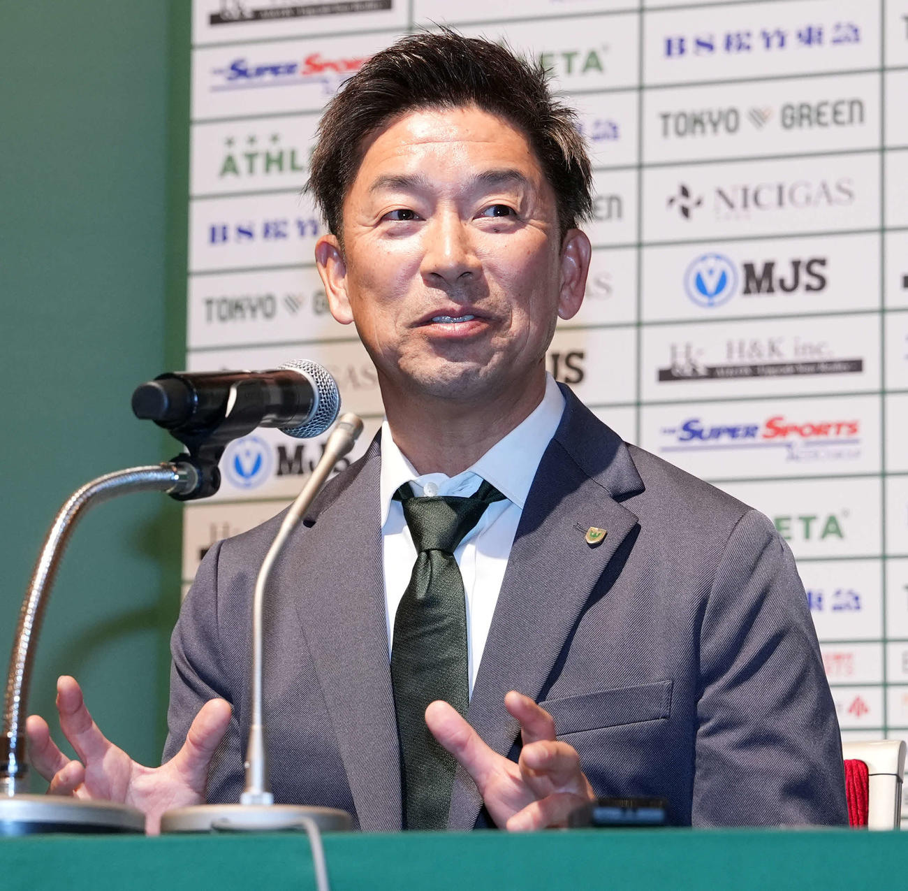 2024年の総括会見で記者の質問に答える東京V江尻強化部長（撮影・たえ見朱実）