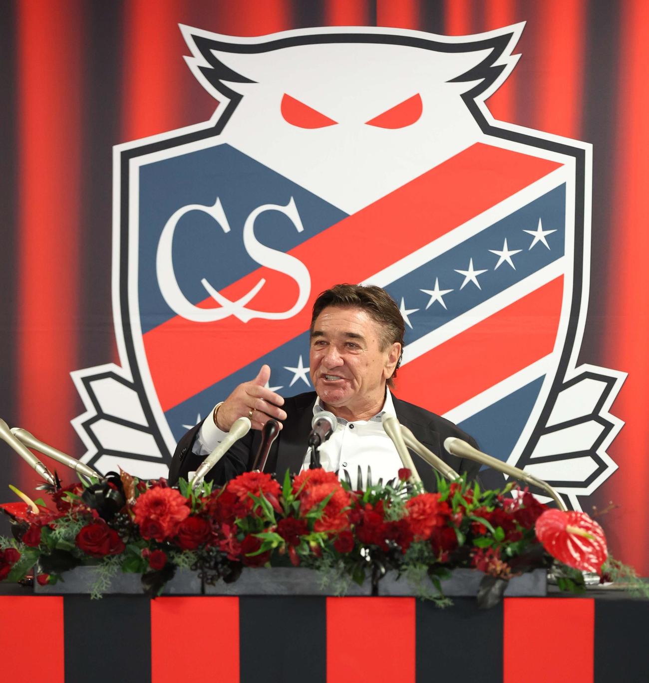 退任会見する札幌ペトロビッチ監督（撮影・黒川智章）