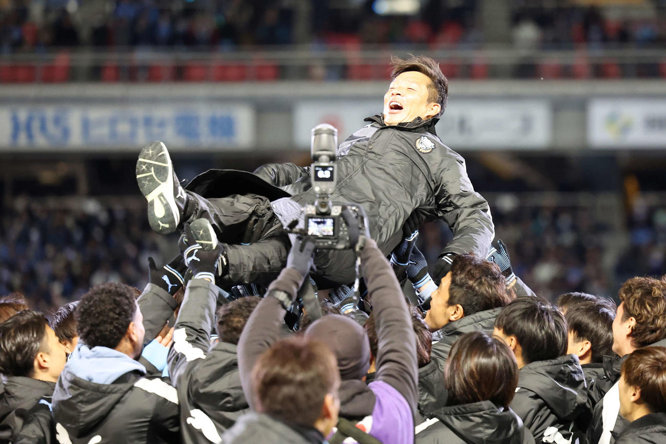 24年12月8日　川崎F対福岡　選手たちに胴上げされる川崎F鬼木監督（撮影・宮地輝）