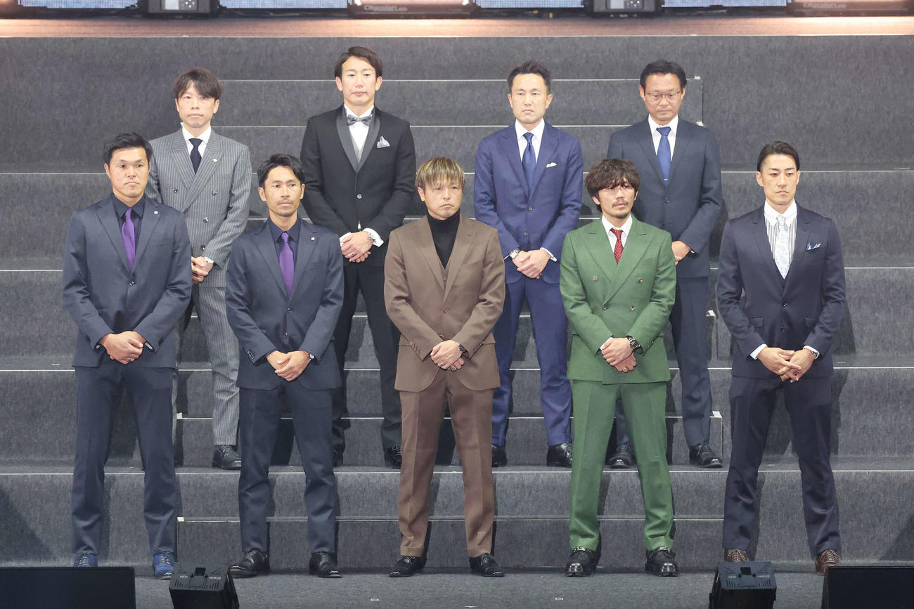 功労選手賞と功労審判員賞の受賞者、前列左から林氏、柴崎氏、遠藤氏、柏木氏、南氏、後列左から梁氏、渡辺氏、高山氏、松尾氏（撮影・宮地輝）