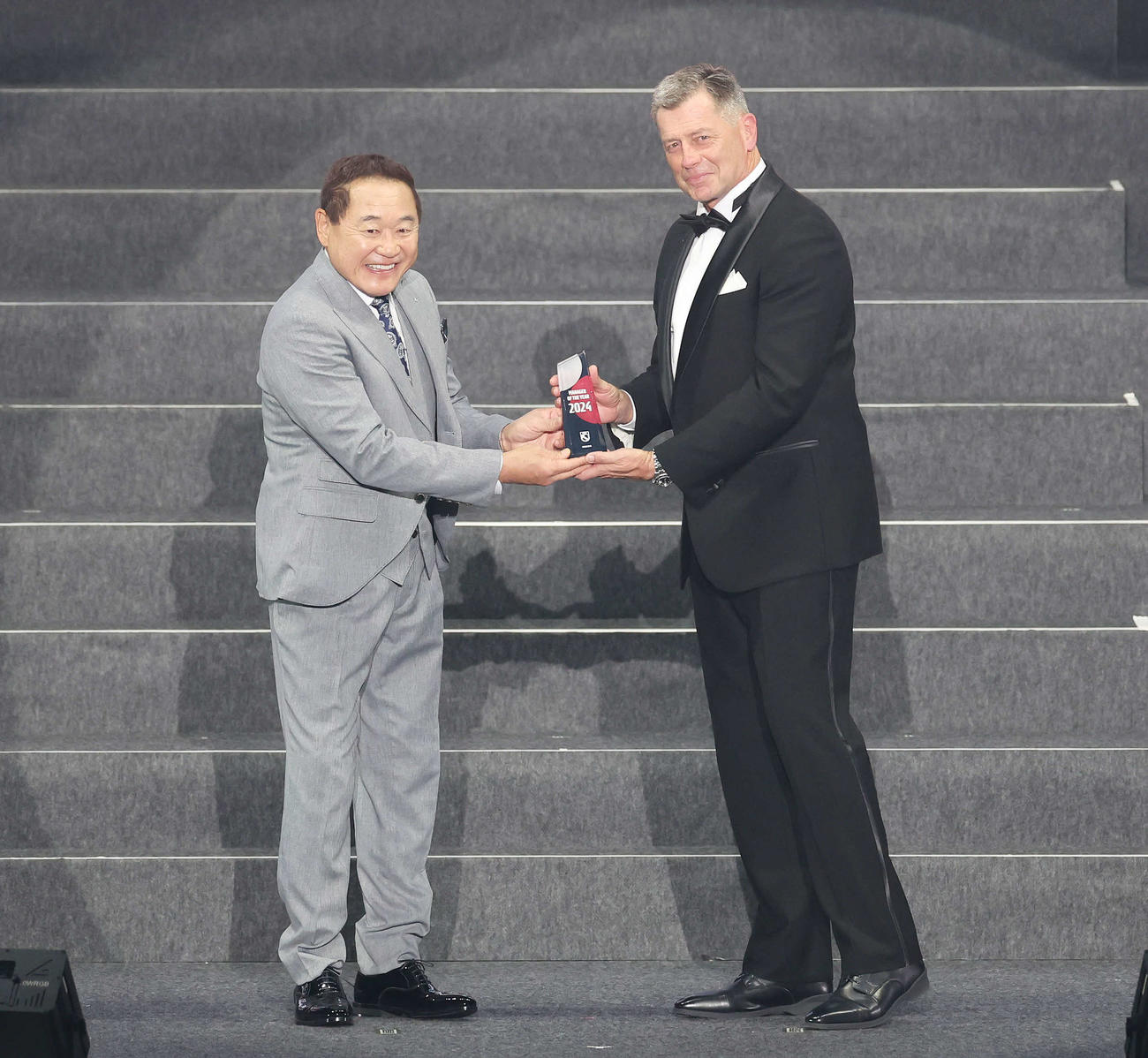 優秀監督賞を受賞した広島スキッベ監督（右）とプレゼンターの松木氏（撮影・宮地輝）